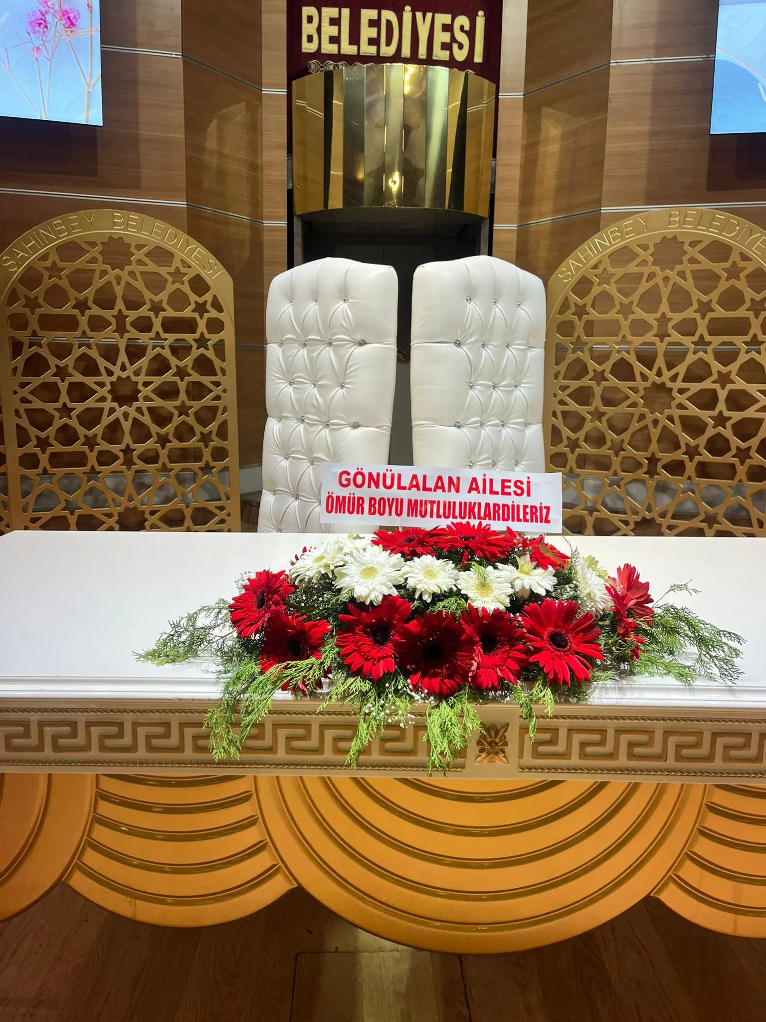 Kırmızı Beyaz Gerbera Düğün Masaüstü Çiçeği — Gaziantep Papatya & Gerbera siparişi, aynı gün teslimat