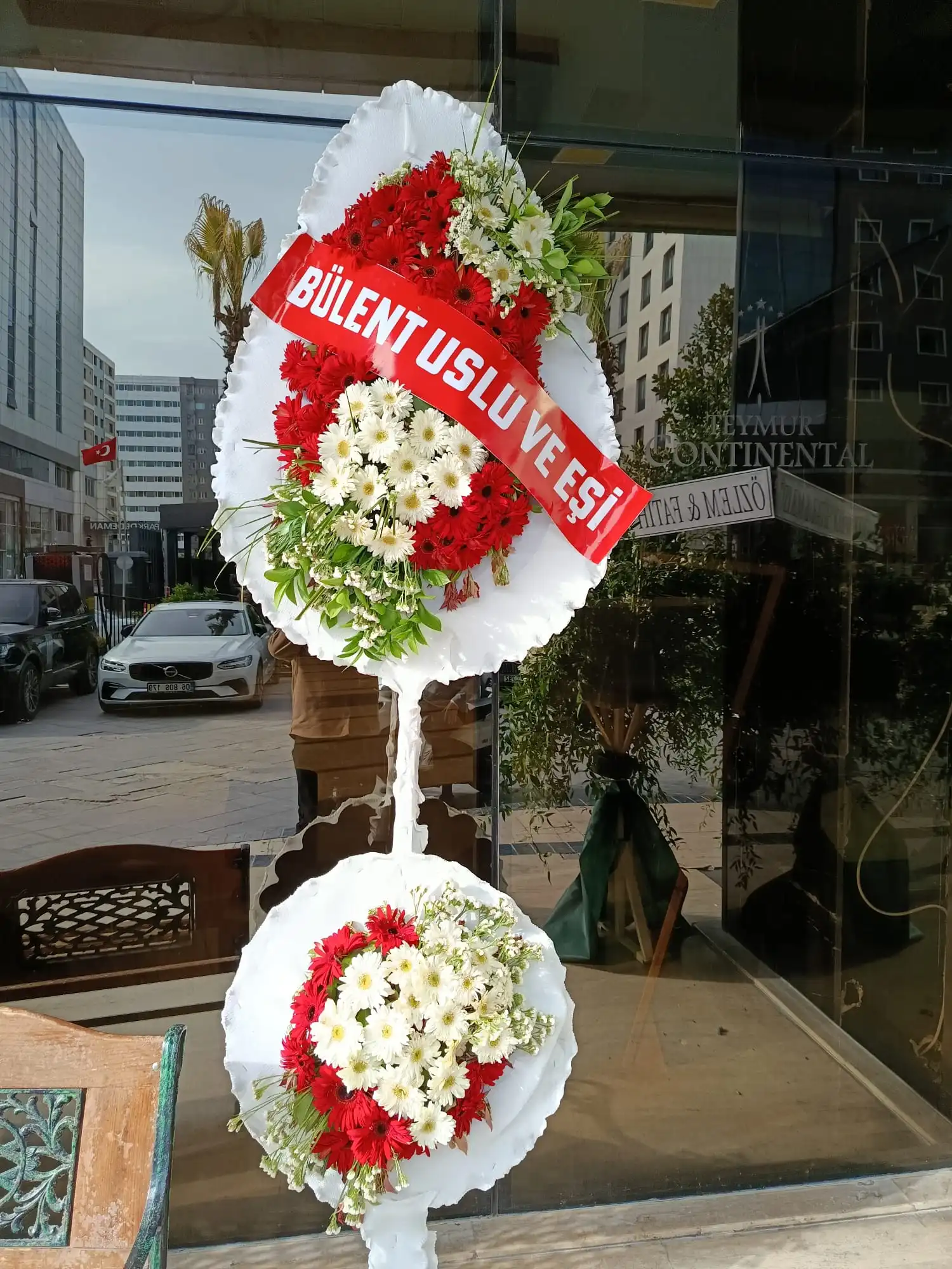 Kırmızı Beyaz Gerbera Ferforje Çelenk