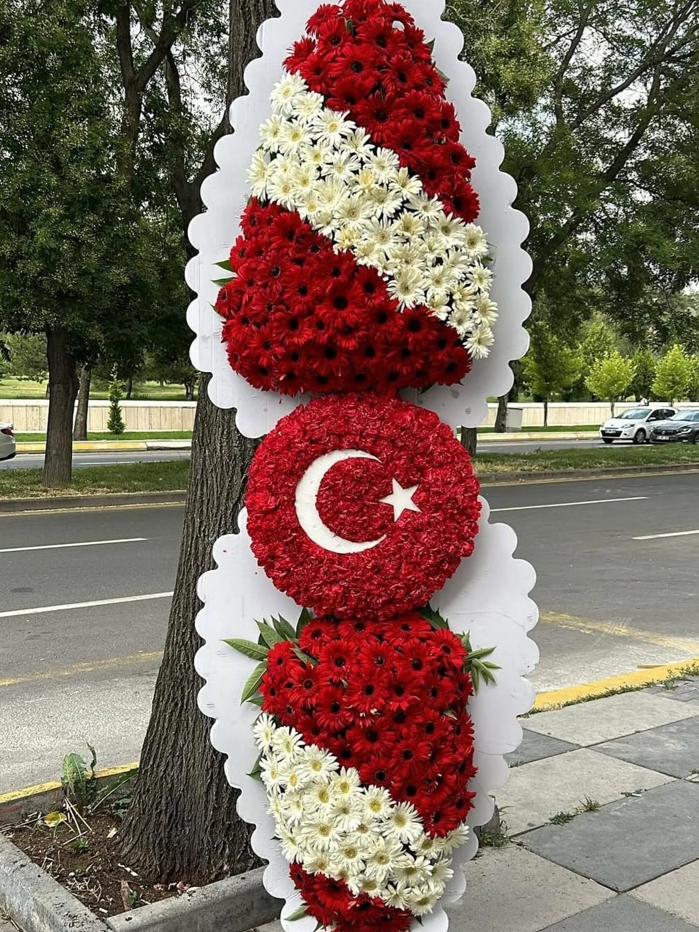 Ay Yıldızlı Kırmızı Beyaz Gerbera Çelenk