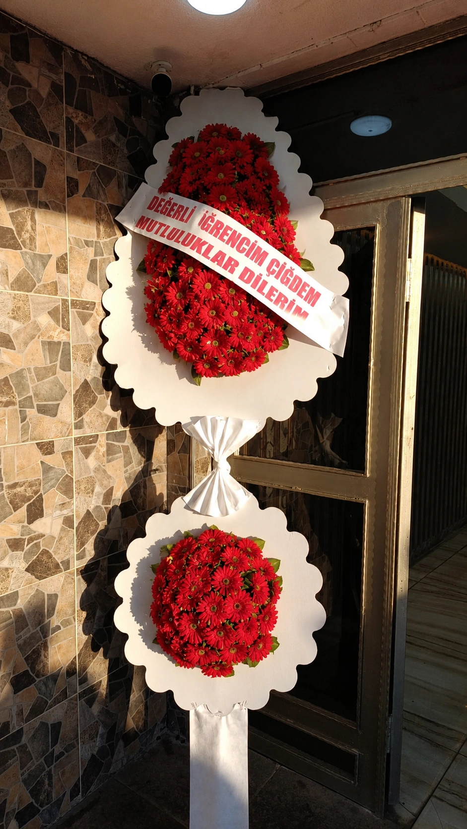 En Güzel Tebriklerinizi Gösterişli Bir Çelenkle İletin