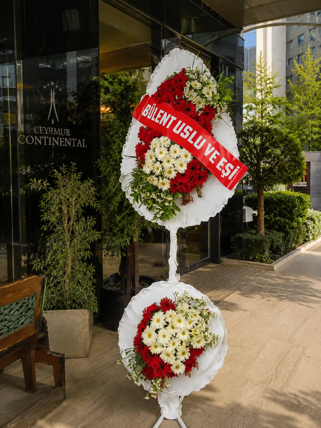 Kırmızı Beyaz Gerbera Ferforje Çelenk
